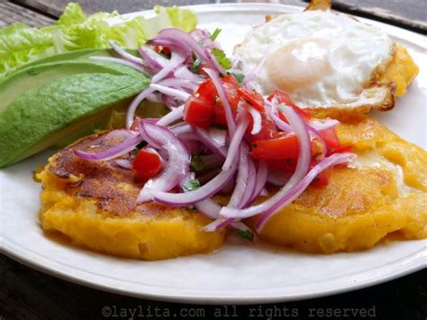 Llapingachos terminados, dorados y rellenos de queso