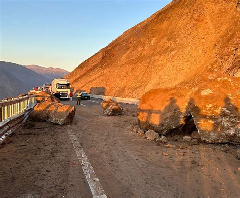 vista de la Cuesta Camarones con su trazado sinuoso y acantilados