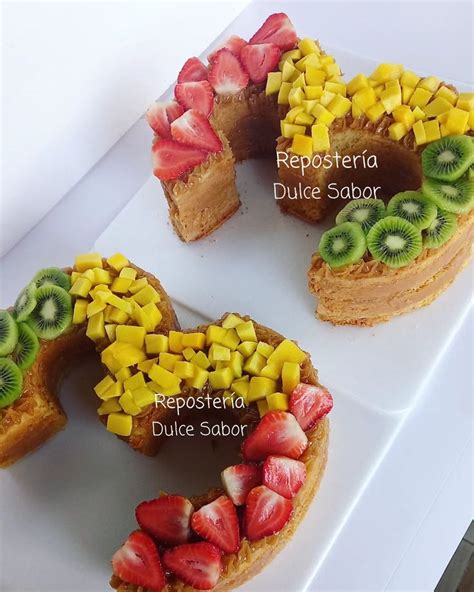 Ilustración de una torta de números decorada con frutas y crema