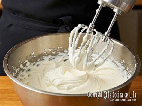 Ingredientes para la crema de queso dispuestos para batir