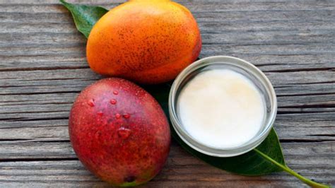 Infografía comparativa: beneficios de la manteca de mango frente a otros agentes hidratantes, destacando su baja comedogenicidad y alto poder antioxidante.