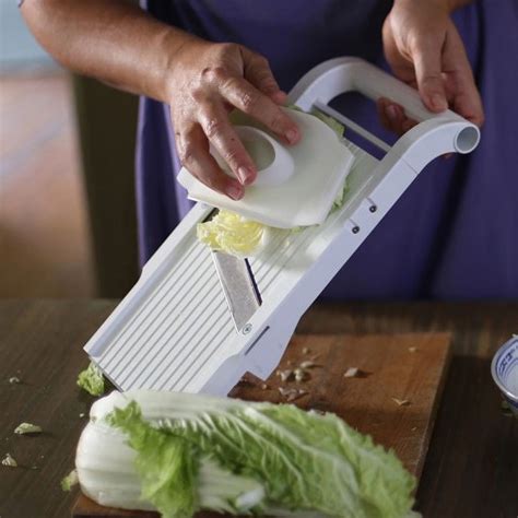 Fotografía del producto: Mandolina Benriner Jumbo en uso, mostrando su tamaño y diseño ergonómico.