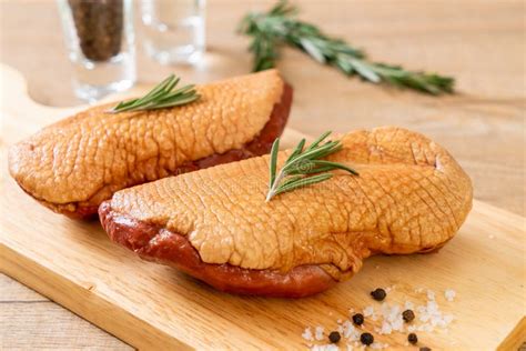 Imagen de pechuga de pato sellada con piel crujiente y centro rosado