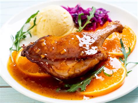 Plato de pato a la naranja con guarniciones