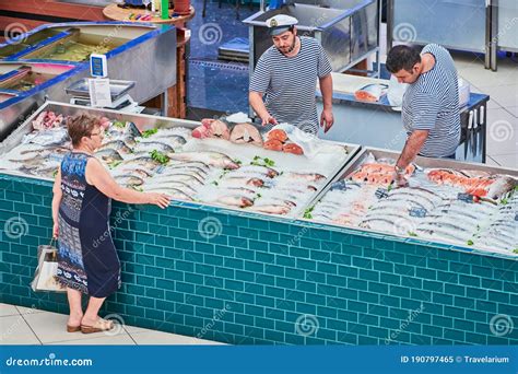 Pescado fresco de alta calidad en una pescadería