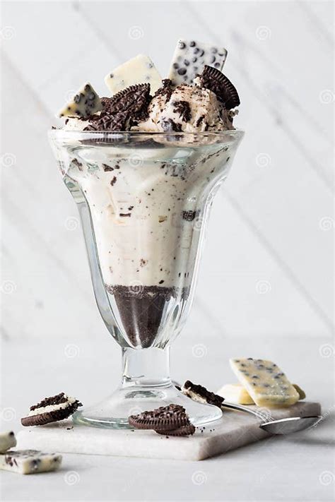Imagen de un cremoso helado casero con trozos de galletas María servido en una copa de cristal