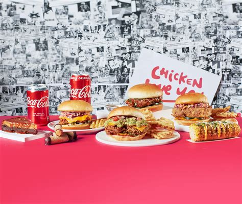 Imagen de los sándwiches de pollo frito de Chicken Love You, mostrando la variedad y los ingredientes.