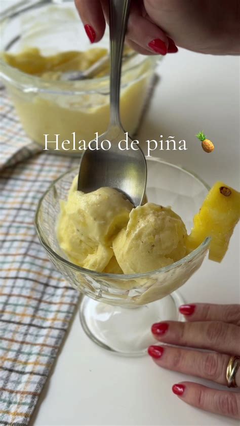 Esquema de pasos para preparar helado: trocear piña, congelar, triturar con ingredientes y servir