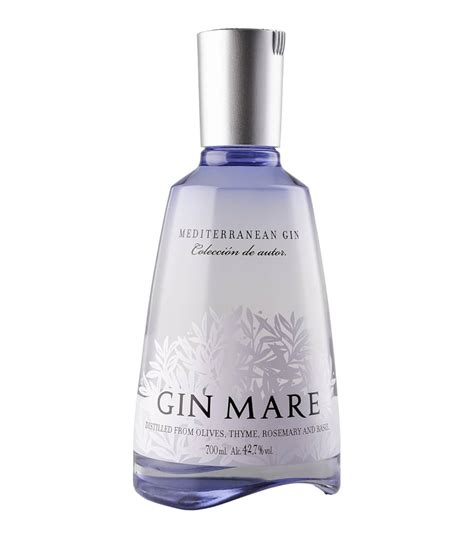 Botella de Gin Mare junto a una caja de bombones de higo