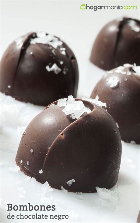 Primer plano de bombones de chocolate negro con relleno de almendra y ginebra