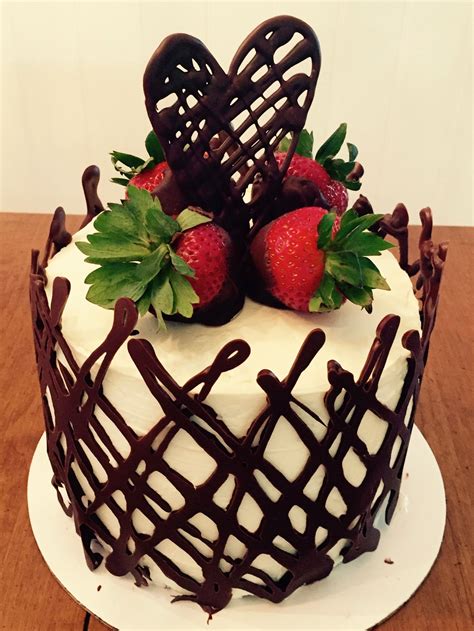 Decoración elaborada de un pastel con frutas y chocolate