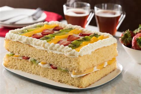 Pastel de tres leches decorado con frutas y crema