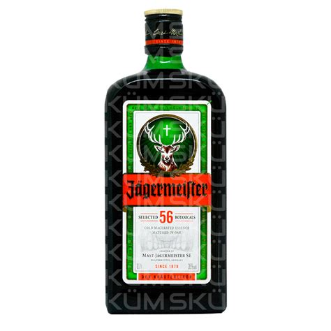 Fotografía de una botella de Jägermeister en el congelador rodeada de escarcha, lista para ser servida.