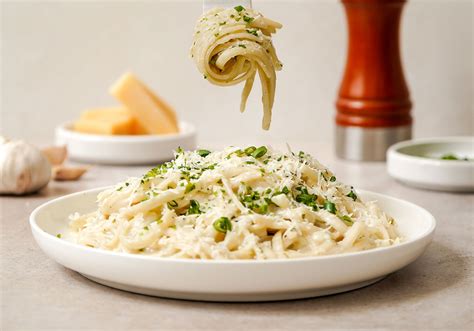 Plato de pasta cremosa a las hierbas