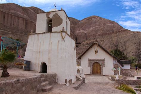 Detalle de la Iglesia de San Pedro en Esquiña, destacando su arquitectura colonial.