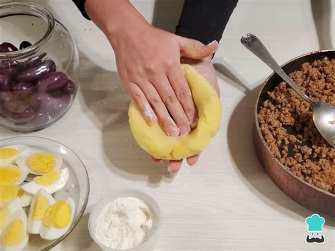 Proceso paso a paso del formado de la papa rellena, desde la bolita hasta el sellado