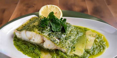 infografía con los ingredientes principales para la merluza en salsa verde