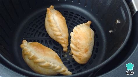 Infografía comparativa: empanadas fritas vs. empanadas en freidora de aire (calorías, grasas, tiempo)