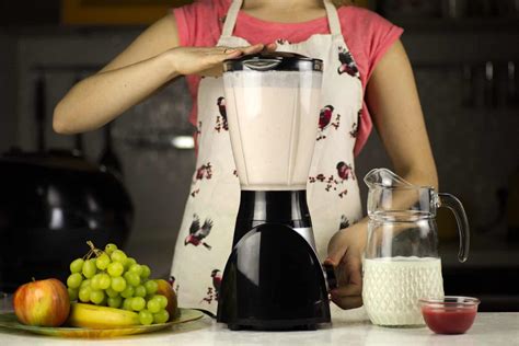 licuadora con ingredientes para postre