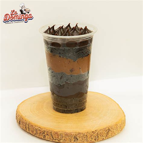 torta de chocolate en vaso
