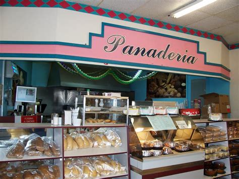Fachada de la Panadería y Pastelería Inclusiva de Magallanes con clientes entrando.