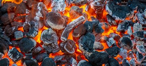 Infografía: Pasos para encender y preparar brasas de carbón
