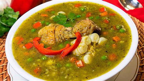 Un contundente aguadito de mollejas de pollo, servido en un plato hondo.