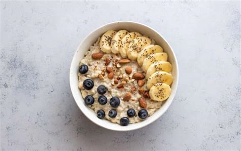 bol con copos de avena mezclados con mantequilla derretida