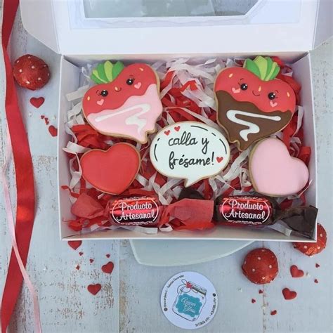 Foto de una caja de galletas decoradas para San Valentín, abierta para mostrar su contenido