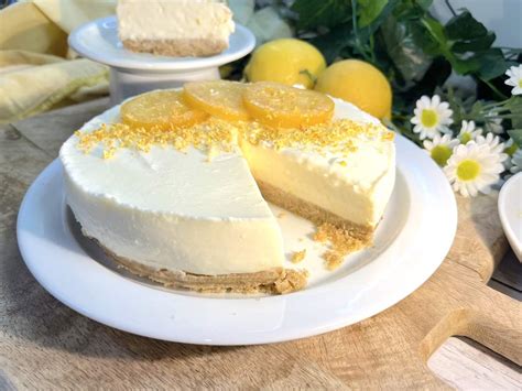 Esquema de las capas de una tarta fría: base de galleta, relleno cremoso y cobertura de fruta