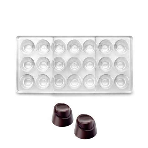 Foto de bombones de chocolate variados en un molde de policarbonato