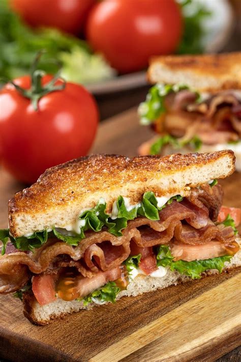 Fotografía de un sándwich BLT recién hecho con todos sus ingredientes visibles