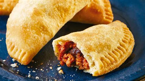 Pino de empanadas listo para rellenar, con carne molida, cebolla, ajo y condimentos