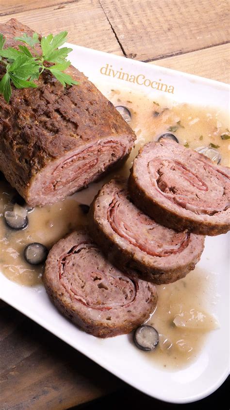 Rollo de carne picada extendido sobre papel film listo para rellenar