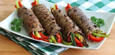 Rollitos de carne rellenos de verduras listos para servir con aderezo