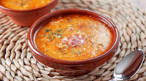 Foto de la sopa de ajo con kimchi y sobrasada.