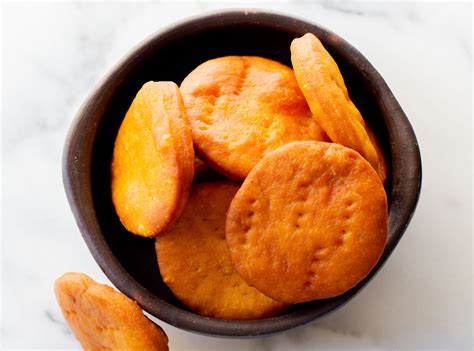 Imagen de sopaipillas chilenas, algunas dulces y otras saladas.