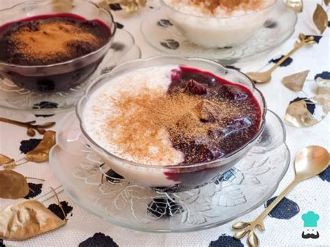 Plato típico peruano servido en dulcera con la combinación bicolor de mazamorra morada y arroz con leche