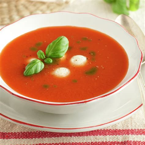 Sopa de tomate cremosa con leche de coco, tomates secos y albahaca fresca
