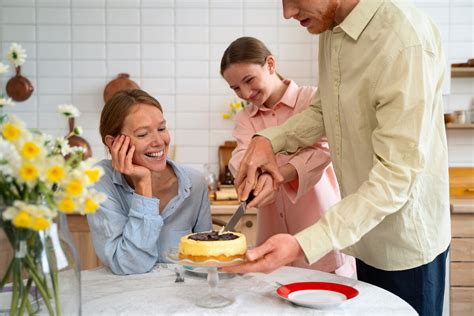 Ilustración de una familia compartiendo postres caseros en la mesa