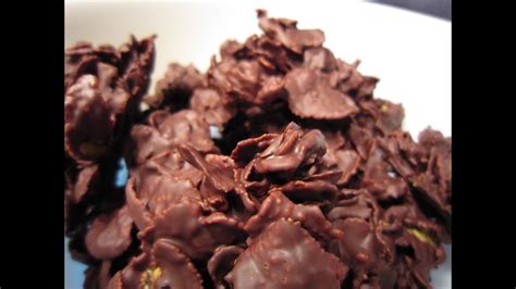 fotografía de enjambres de hojuelas de maíz con chocolate listos para servir
