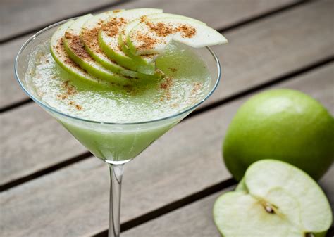 Martini de Manzana dulce con guarnición de manzana o menta