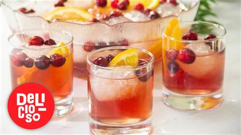 Ponche burbujeante con arándano, manzana congelada y vino espumoso