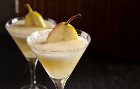 Cóctel refrescante de vodka de pera y jugo de manzana con Delichips