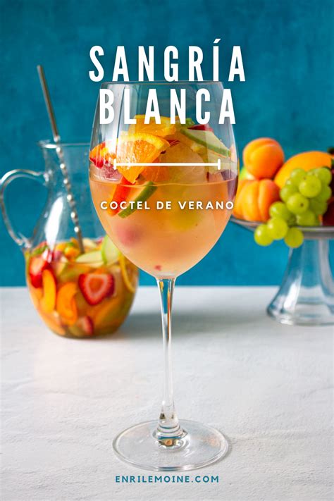 Sangría blanca con frambuesas, moras, limón y rodajas de manzana