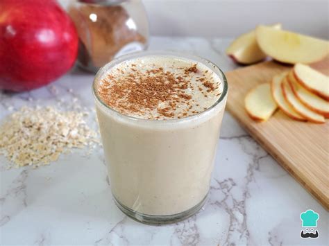 Whiskey de manzana con agua tónica y rama de canela ahumada