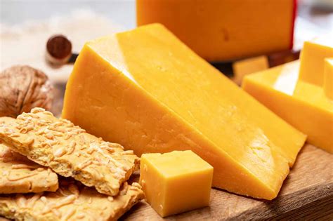 Imagen que compara un queso cheddar artesanal con un producto 