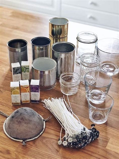 Esquema visual de los materiales necesarios para la elaboración de velas artesanales (cera de soja, parafina en gel, mechas y colorantes)