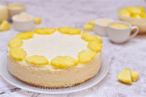 Tarta de piña y coco en capas, con textura cremosa y un aspecto tropical