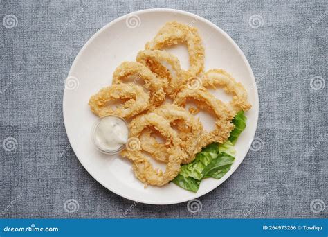 Primer plano de camarones cocidos y calamares en anillas